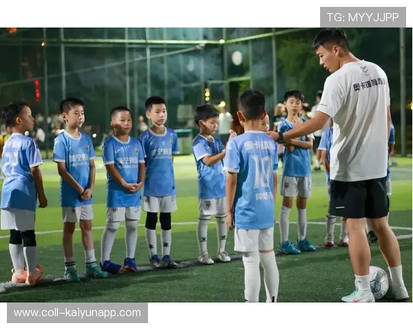 足球俱乐部青训营设立学员发展月度报告向家长反馈，足球青训发展方案